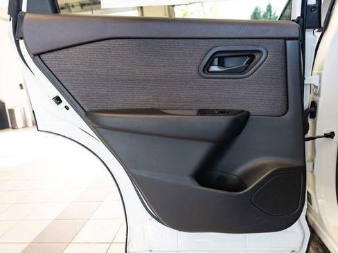 Used 2023 Nissan Rogue S AWD/4WD image 24