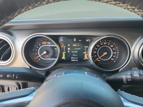 Used 2018 Jeep Wrangler Unlimited Sahara AWD/4WD image 10