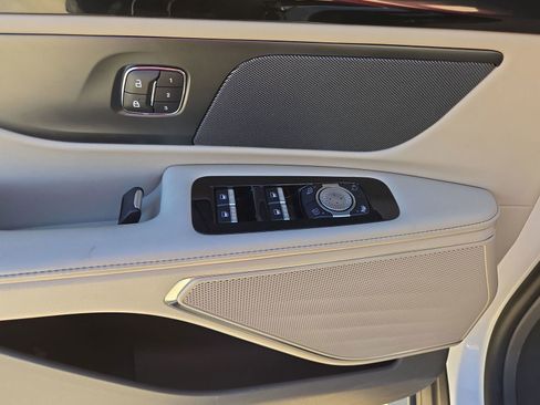 Used 2024 Lincoln Nautilus Premier image 12