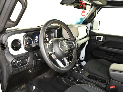 Used 2025 Jeep Wrangler Unlimited Sahara AWD/4WD image 36