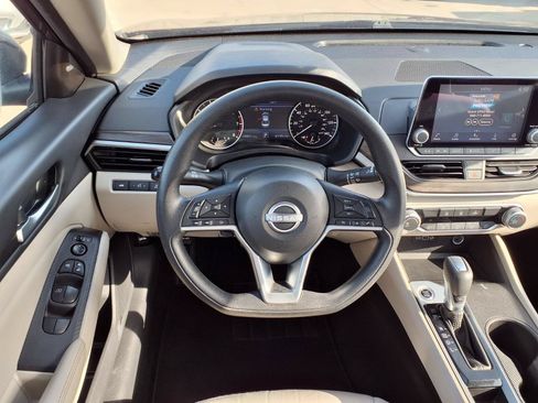Used 2025 Nissan Altima 2.5 SV FWD image 15