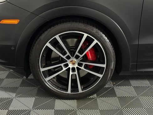 Used 2025 Porsche Cayenne GTS AWD/4WD image 11