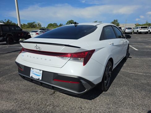 Used 2025 Hyundai Elantra Sport FWD image 4