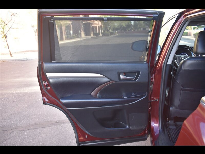 Used 2019 Toyota Highlander XLE FWD image 21