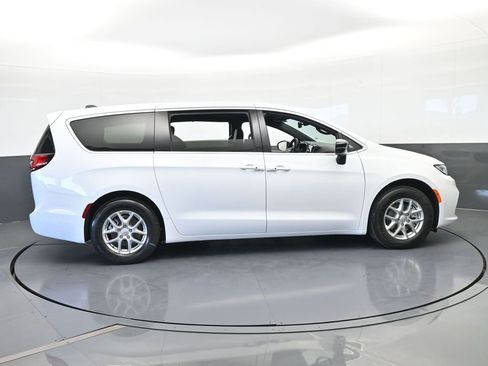 New 2026 Chrysler Pacifica Select image 7