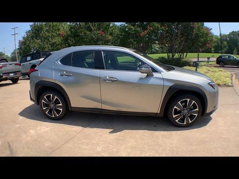 Certified 2022 Lexus UX 200 w/ Accessory Package (Z2) FWD image 9