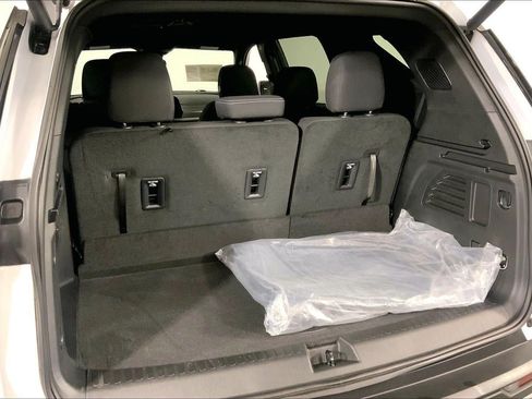 Used 2025 Chevrolet Traverse LT w/ Enhanced Driving Package FWD image 4