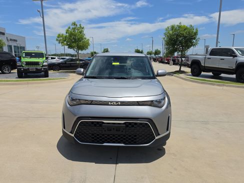 Used 2023 Kia Soul LX w/ LX Technology Package FWD image 8