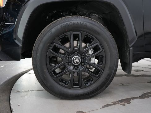 Used 2025 Toyota Tundra Limited AWD/4WD image 30