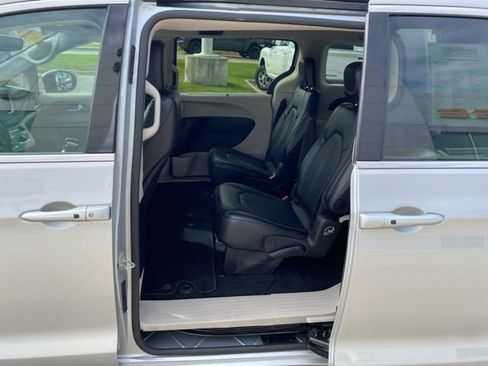 Certified 2024 Chrysler Pacifica Touring-L image 22