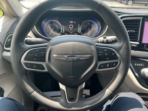 Used 2022 Chrysler Pacifica Touring-L FWD image 15