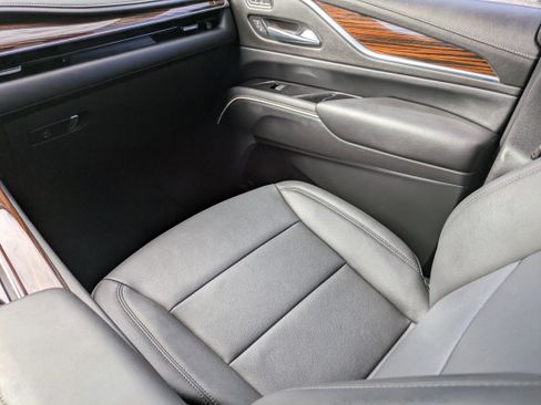 Used 2022 Cadillac Escalade Luxury image 10