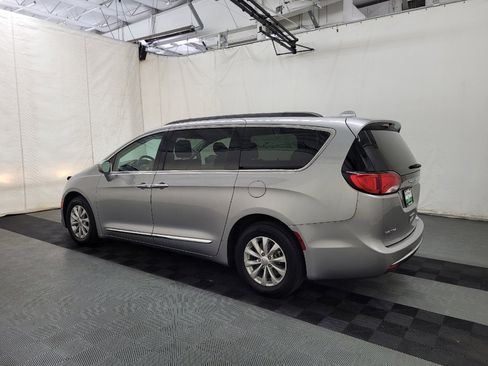 Used 2017 Chrysler Pacifica Touring-L FWD image 3