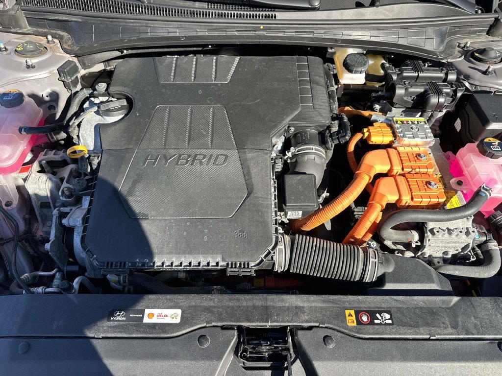 Used 2025 Hyundai Elantra Hybrid FWD image 11