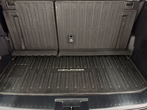 Used 2022 Toyota Highlander LE FWD image 32