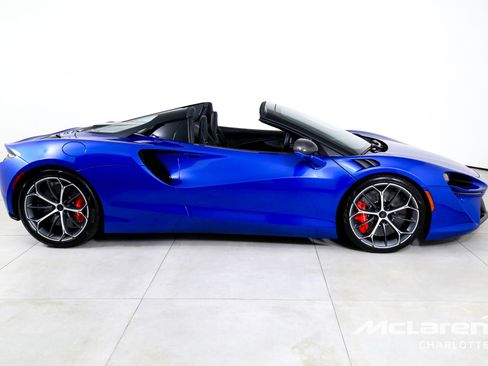 Used 2025 McLaren Artura Spider image 11