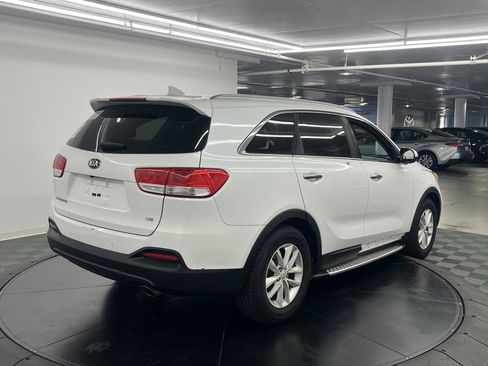 Used 2016 Kia Sorento LX w/ LX Convenience Package image 4