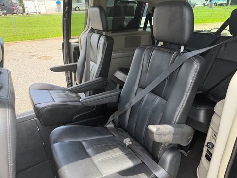 Used 2014 Chrysler Town & Country Touring-L w/ Driver Convenience Group FWD image 23