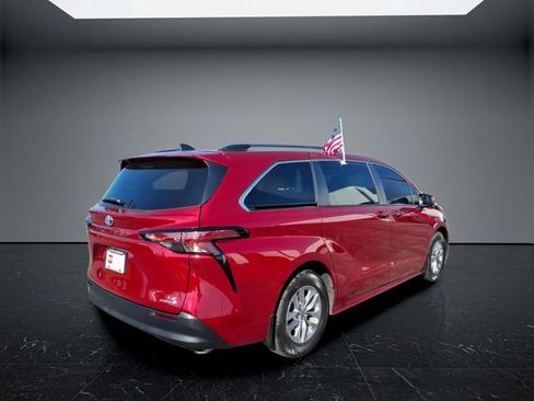 Used 2022 Toyota Sienna LE AWD/4WD image 3