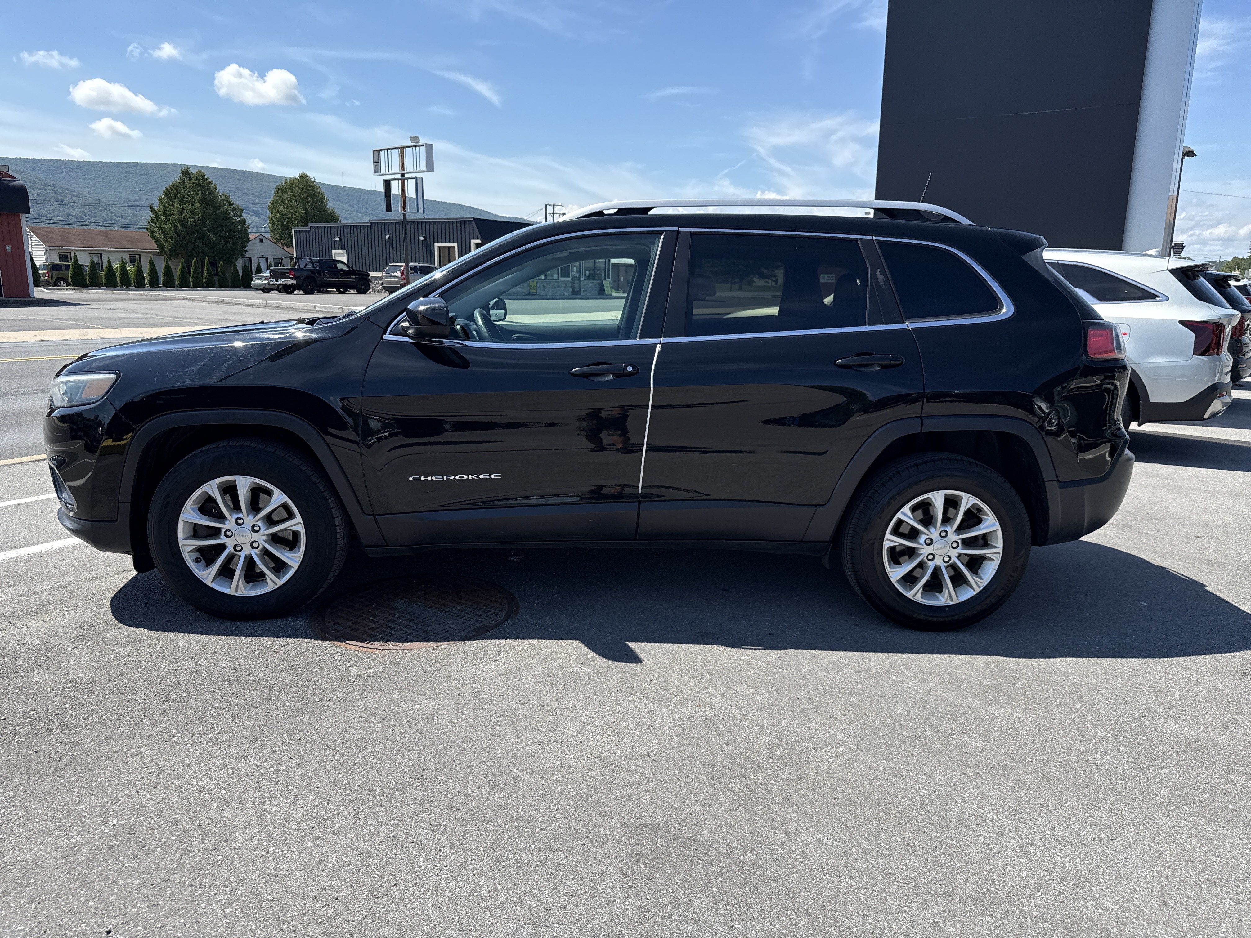 Used 2019 Jeep Cherokee Latitude w/ Popular Appearance Group AWD/4WD image 8