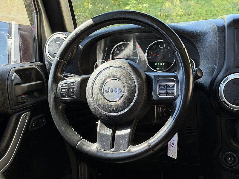 Used 2015 Jeep Wrangler Unlimited Rubicon w/ Connectivity Group AWD/4WD image 12