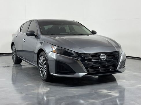 Used 2024 Nissan Altima 2.5 SV AWD/4WD image 3