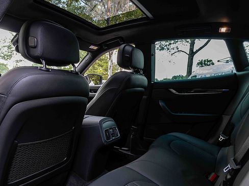 Used 2021 Maserati Levante image 23