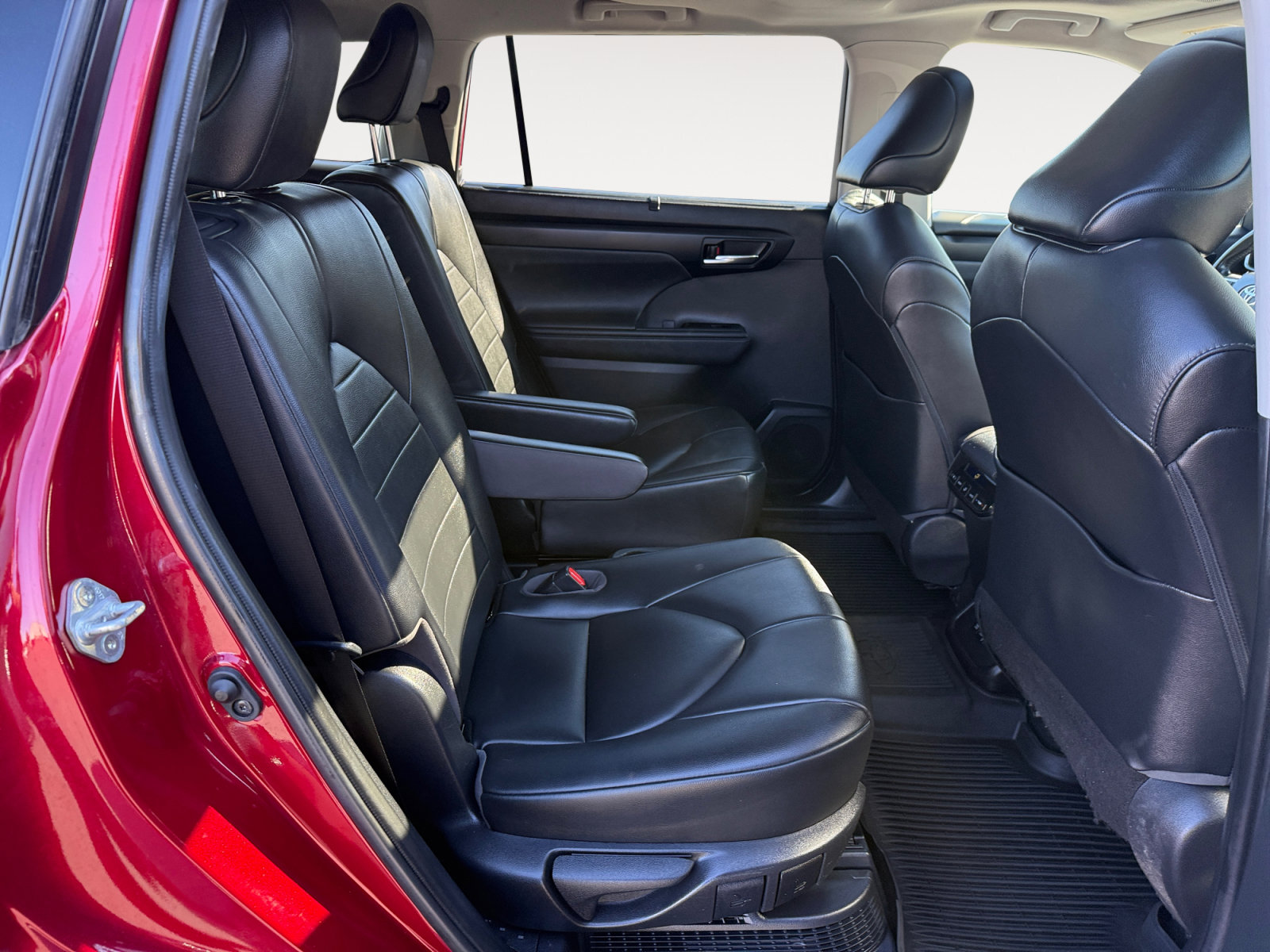 Used 2020 Toyota Highlander XLE AWD/4WD image 18