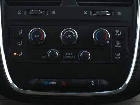 Used 2019 Dodge Grand Caravan SE w/ UConnect Hands-Free Group image 19