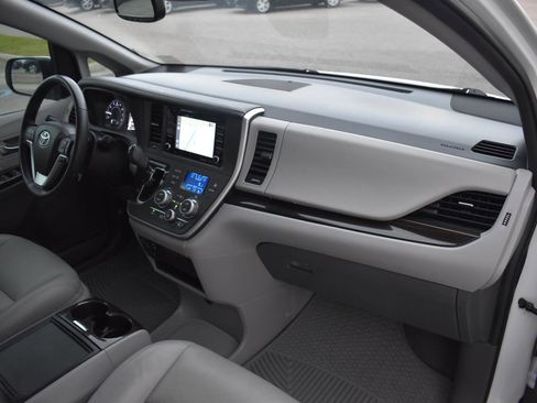 Used 2020 Toyota Sienna XLE image 53