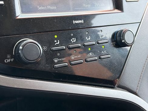 Used 2020 Toyota Camry LE FWD image 9