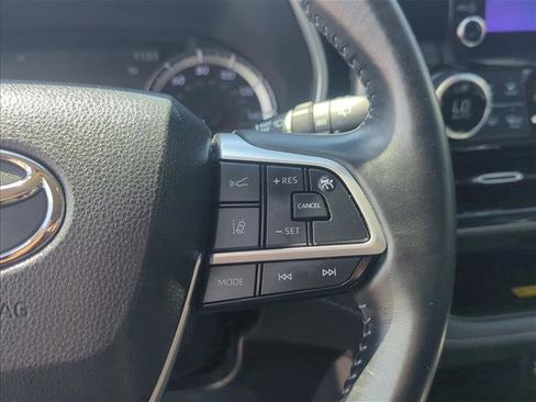 Used 2023 Toyota Highlander XLE FWD image 17