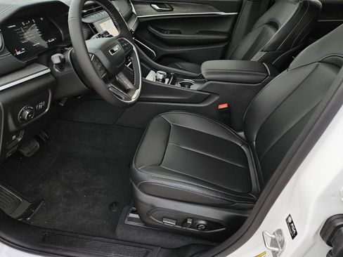 New 2026 Jeep Grand Cherokee Limited RWD image 17