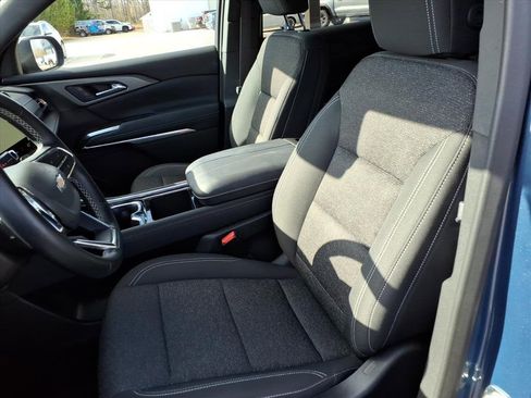 Used 2025 Chevrolet Traverse LT image 8