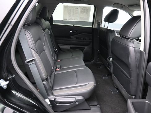 Used 2024 Nissan Pathfinder SL AWD/4WD image 25