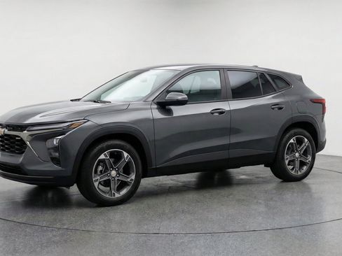 Used 2025 Chevrolet Blazer LT FWD image 3