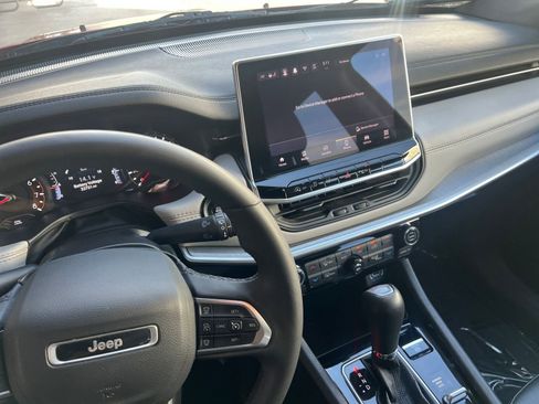 Used 2025 Jeep Compass Limited image 20