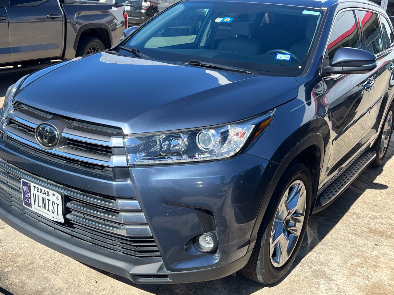 Used 2019 Toyota Highlander Limited FWD image 2