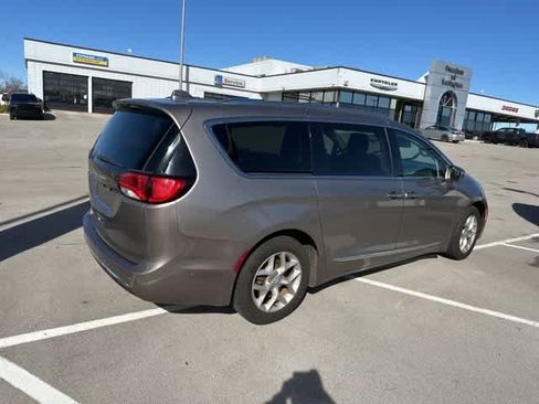 Used 2018 Chrysler Pacifica Touring-L Plus w/ Advanced Safetytec Group image 17