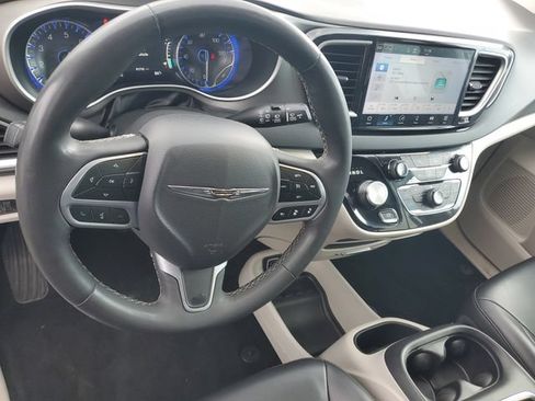 Used 2023 Chrysler Pacifica Touring-L FWD image 18