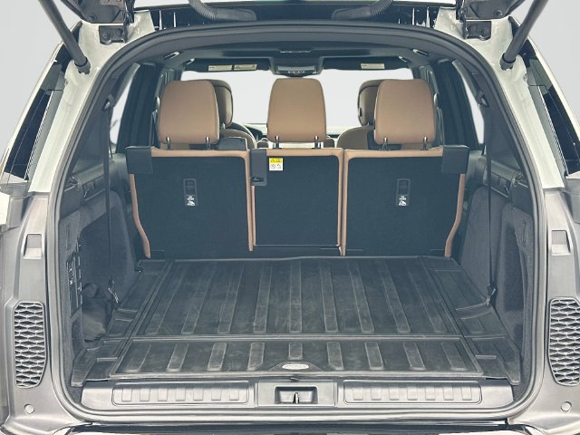 Used 2025 Land Rover Discovery Dynamic SE AWD/4WD image 19