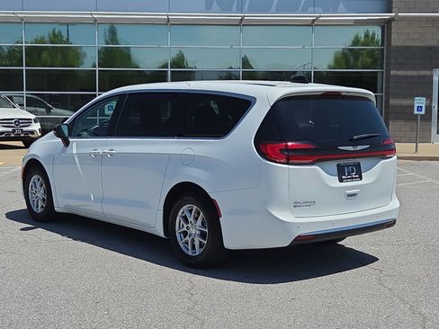 Used 2024 Chrysler Pacifica Touring-L FWD image 4