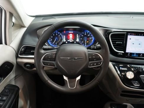 Used 2023 Chrysler Pacifica Touring-L image 13