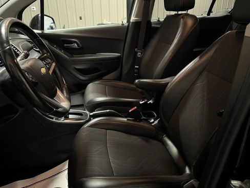Used 2020 Chevrolet Trax LT w/ LT Convenience Package image 14