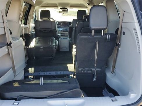 Certified 2024 Chrysler Pacifica Touring-L image 27