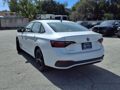 Certified 2022 Volkswagen Jetta SE image 8