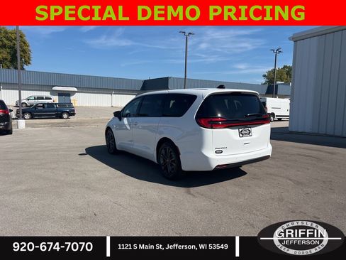 New 2026 Chrysler Pacifica Select image 17