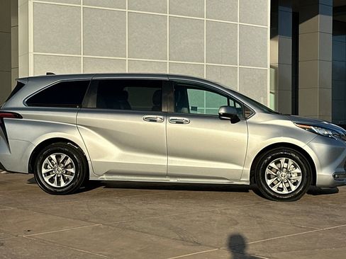 Used 2022 Toyota Sienna XLE image 3