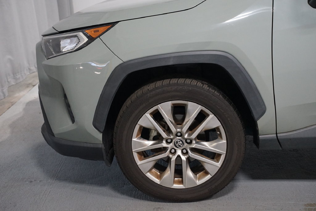 Used 2019 Toyota RAV4 XLE Premium FWD image 5