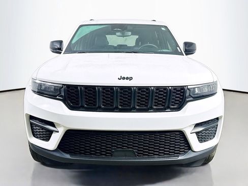 Used 2023 Jeep Grand Cherokee Altitude AWD/4WD image 2